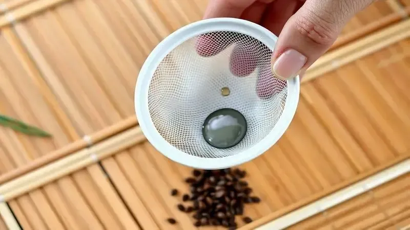 Ilustração detalhada de um filtro de café reutilizável e lavável, conceito de sustentabilidade.